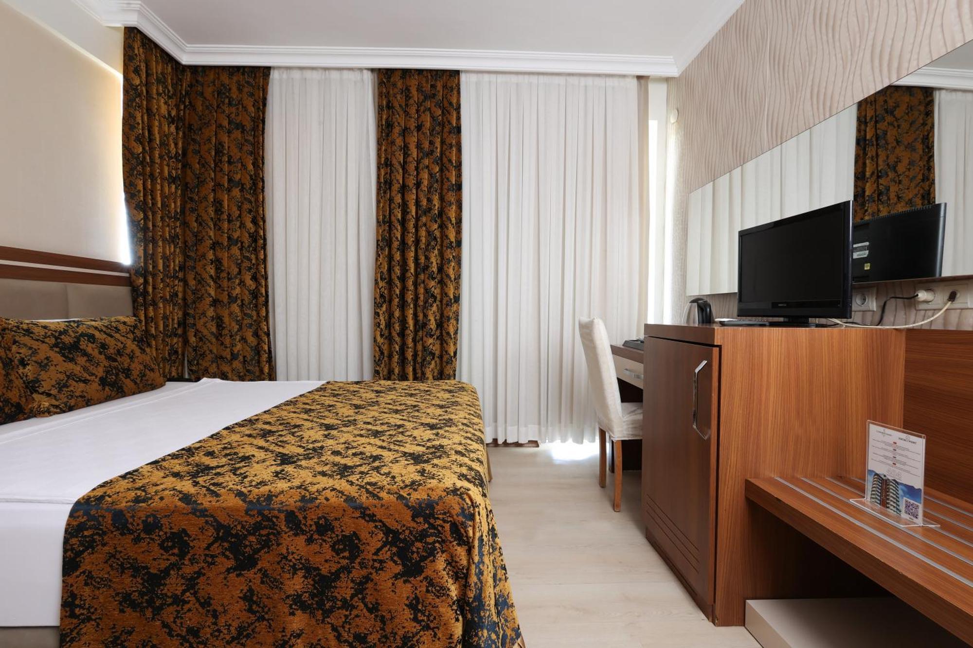 Otel The Corner Park 3*